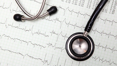 Arztpraxis, Herz-Kreislauf-Vorsorge-Untersuchung. Stethoskop auf EKG-Ausdruck. | Bild: picture alliance / JOKER | Alexander Stein