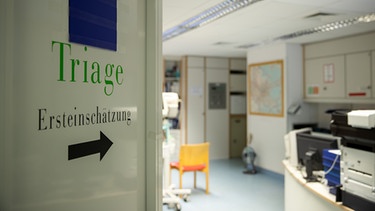 "Triage - Ersteinschätzung" steht auf der Tür einer Notaufnahme (Symbolbild) | Bild: picture-alliance/dpa