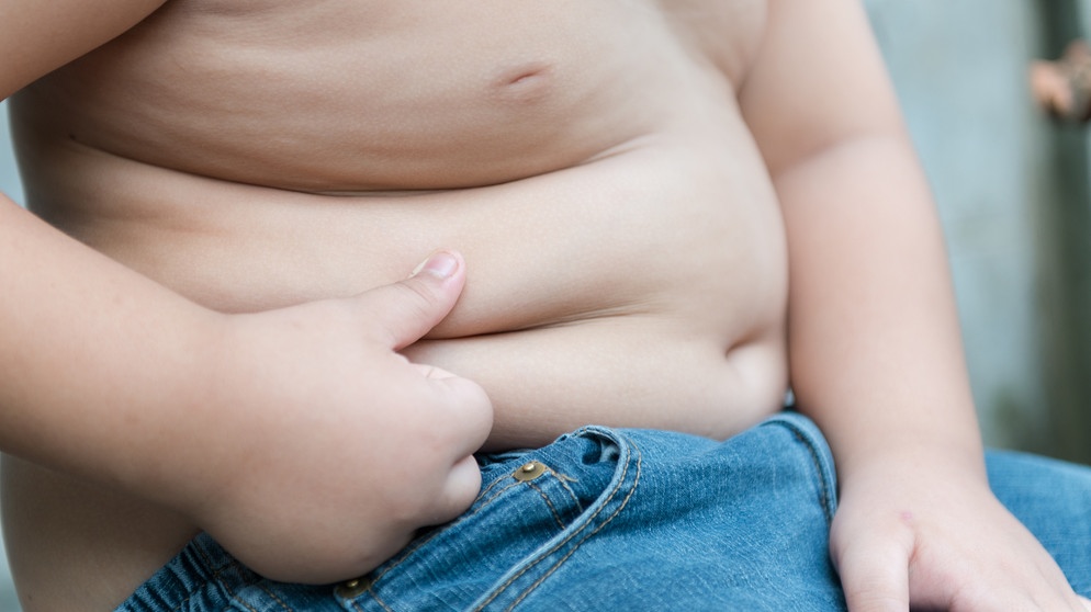 Ein Kind mit Übergewicht. | Bild: stock.adobe.com/kwanchaichaiudom