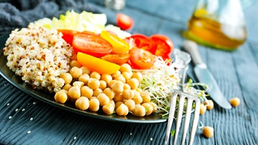 Teller mit veganem Essen | Bild: colourbox.com