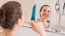 Eine Frau putzt sich mit einer Bambuszahnbürste die Zähne. | Bild: picture-alliance/dpa