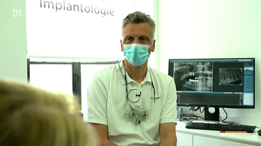 Portraitbild von Dr. Andreas Hoffmann, Facharzt für Mund-, Kiefer- und Gesichtschirurgie, München | Bild: BR