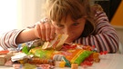 Kind mit Süßigkeiten | Bild: picture-alliance/dpa/imageBROKER/Ulrich Niehoff