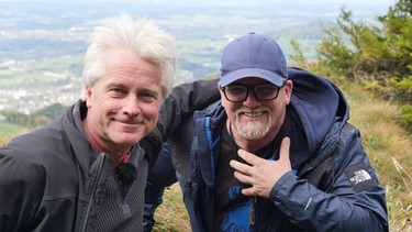 Werner Schmidbauer (links) mit Gerry Friedle alias DJ Ötzi auf dem Nockstein (1042 m) bei Salzburg. | Bild: BR/Werner Schmidbauer