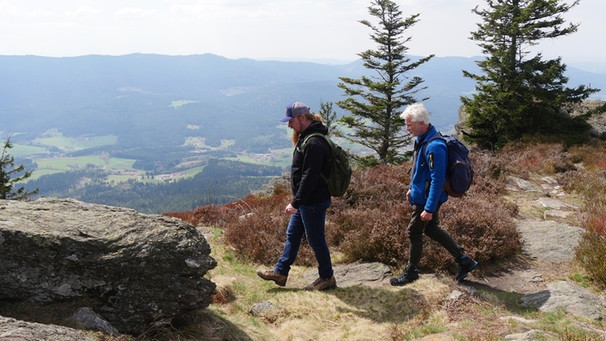 Von links: Lucki Maurer und Werner Schmidbauer auf dem Osser im Bayerischen Wald. | Bild: BR/Werner Schmidbauer
