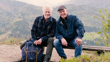 Von links: Werner Schmidbauer mit Fritz Egner auf dem Wetterkreuz (1061m) bei Reit im Winkl. | Bild: BR/Werner Schmidbauer