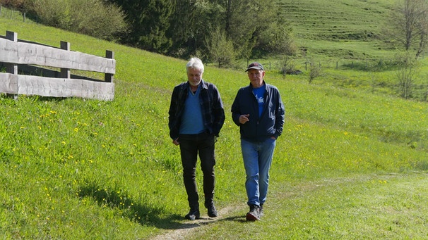 Werner Schmidbauer (links) mit Fritz Egner auf dem Wetterkreuz (1061m) bei Reit im Winkl. | Bild: BR/Werner Schmidbauer