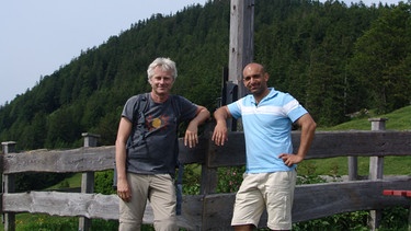 Werner Schmidbauer (links) und der Kabarettist Django Asül haben das Friedenskreuz am Pasterkopf (ca. 1270 m) im Inntal erreicht. | Bild: BR/Werner Schmidbauer