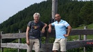 Werner Schmidbauer (links) und der Kabarettist Django Asül haben das Friedenskreuz am Pasterkopf (ca. 1270 m) im Inntal erreicht. | Bild: BR/Werner Schmidbauer
