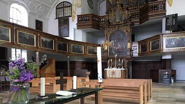 Der Schlichte Altar in St. Ulrich | Bild: BR
