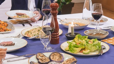 Gedeckter Tisch mit koscheren Speisen . | Bild: BR/Serena Habermaier