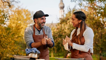 Genussvoll in die Grillsaison: Bei Ivana Sanshia Austermayer und Adnan Maral wird nicht nur gekocht - sondern auch viel gelacht. | Bild: BR/Yalla Productions GmbH/ Marian Mok