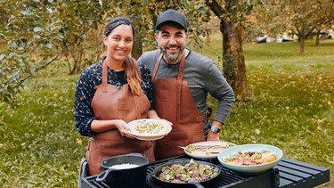 Crossover-Küche: Ivana Sanshia Austermayer und Adnan Maral grillen (fast) alles – aber immer ein bisschen anders! | Bild: BR/Yalla Productions GmbH/ Marian Mok