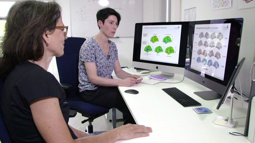 Prof. Christine Freitag und Prof. Christine Ecker vom Autismus-Forschungszentrum der Uniklinik Frankfurt, untersuchen Hirnscans am Monitor, um Autismus besser zu erkennen und Vorhersagen zu treffen.  | Bild: BR/Gut zu wissen