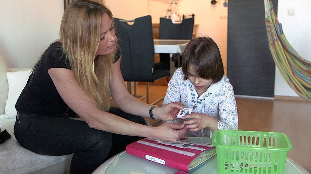 Francesa und ihrer Mutter kommunizieren über Lernkarten. Die Visulisierung hilft, den Alltag besser zu strukturieren.  | Bild: BR/Gut zu wissen