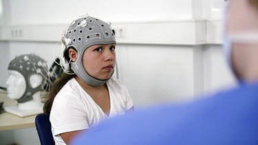 Mireya lernt mit einem speziellen Hirntraining, die Gefühle von anderen Menschen besser zu bewerten.  | Bild: BR/Gut zu wissen