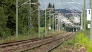 Bahnstrecke zwischen München und Lindau mit neuen Oberleitungen | Bild: BR/Gut zu wissen