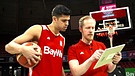 Basketballer Erol Ersek und Philipp Köchling, Assistant Coach des FC Bayern Basketball, testen zusammen eine App.  | Bild: BR/Gut zu wissen