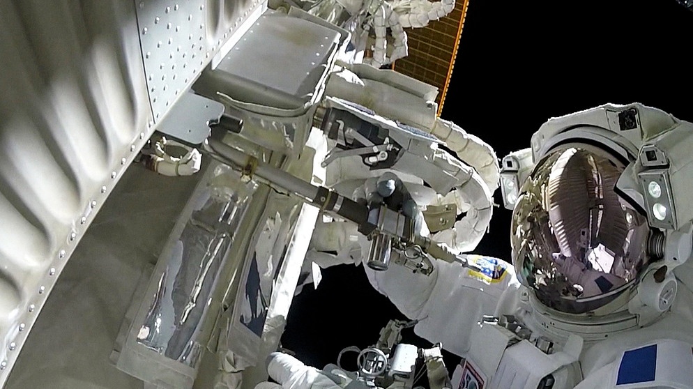 Astronaut bei Außenarbeiten. Welche Zukunft hat die bemannte Raumfahrt? | Bild: ESA