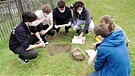Jugendlichen erkunden den Boden. Schüler als Forscher am Campus St. Michael in Traunstein. | Bild: BR/Gut zu wissen