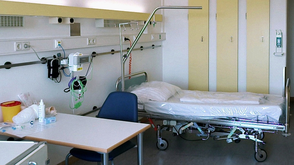 Leere Betten in Kliniken, weil Operationen verschoben werden und Patienten aus Angst vor Ansteckung einen Aufenthalt verschieben.   | Bild: BR/Gut zu wissen