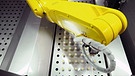 Roboterarm mit Teststäbchen | Bild: BR/Gut zu wissen