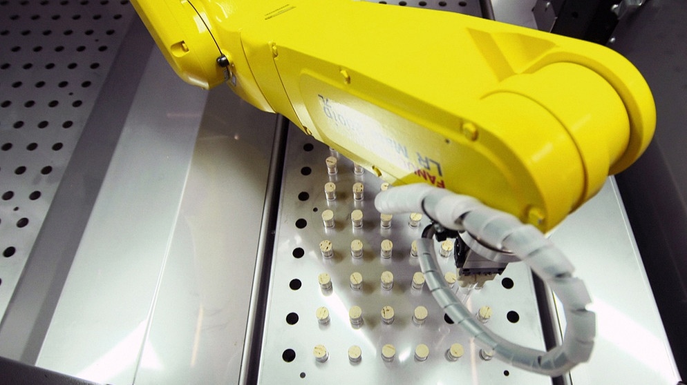 Roboterarm mit Teststäbchen | Bild: BR/Gut zu wissen