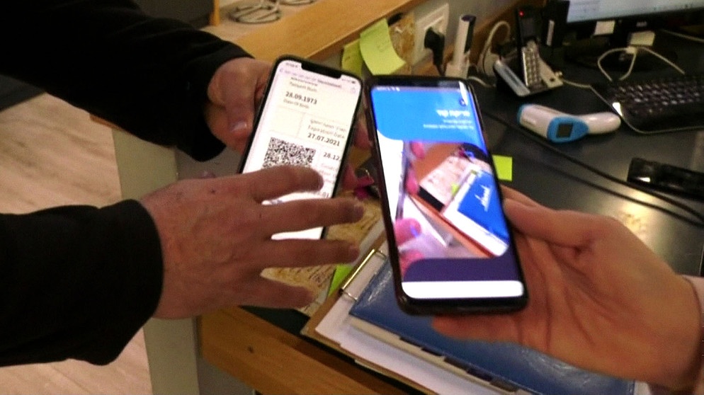 Smartphone mit QR-Code wird eingescannt. In Israel wird anhand eines digitalen Corona-Impfpasses überprüft, wer eine Veranstaltung besuchen kann.  | Bild: BR/Gut zu wissen