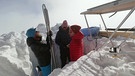 Eisbohrungen auf 3.500 Meter Höhe in den Alpen. Forschende wollen Kaltes Eis auf der Weißseespitze hervorholen. Mit den Proben können sie die Klimaveränderunge analysieren. | Bild: BR/Gut zu wissen