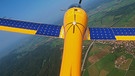 Elektro-Solar-Flugzeug mit Solarpaneelen auf den Tragflächen. Kameras fotografieren Naturschutzgebiete. | Bild: BR/Gut zu wissen