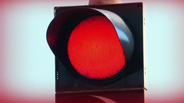 Eine rote Ampel. Signalfarbe rot warnt schneller und besser als jede andere Farbe.   | Bild: BR/Gut zu wissen