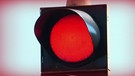 Eine rote Ampel. Signalfarbe rot warnt schneller und besser als jede andere Farbe.   | Bild: BR/Gut zu wissen
