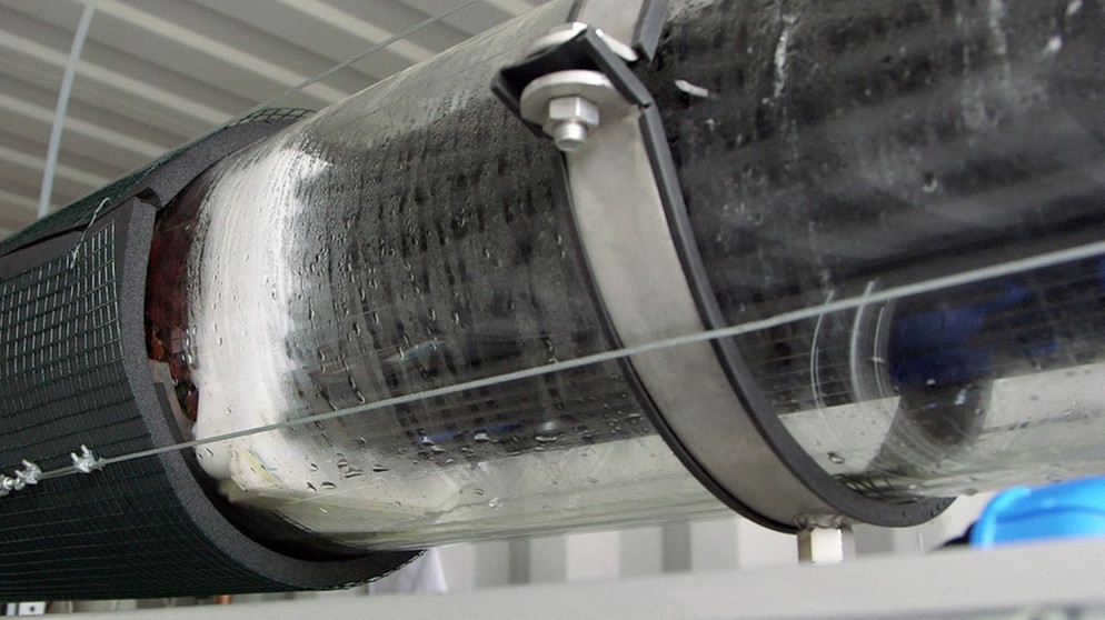 Anlage, die Wasser aus der Umgebungsluft filtert - mit Kondenswasser in einer Glasröhre. | Bild: BR