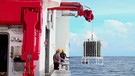 Probenentnahme auf dem Forschungsschiff "Sonne". Eine Unterwassersonde wird aus dem Meer gezogen.  | Bild: BR/Gut zu wissen