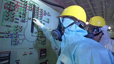 Reaktorunfall in Fukushima. Mitarbeiter untersuchen den Schaltraum.  | Bild: BR/Gut zu wissen