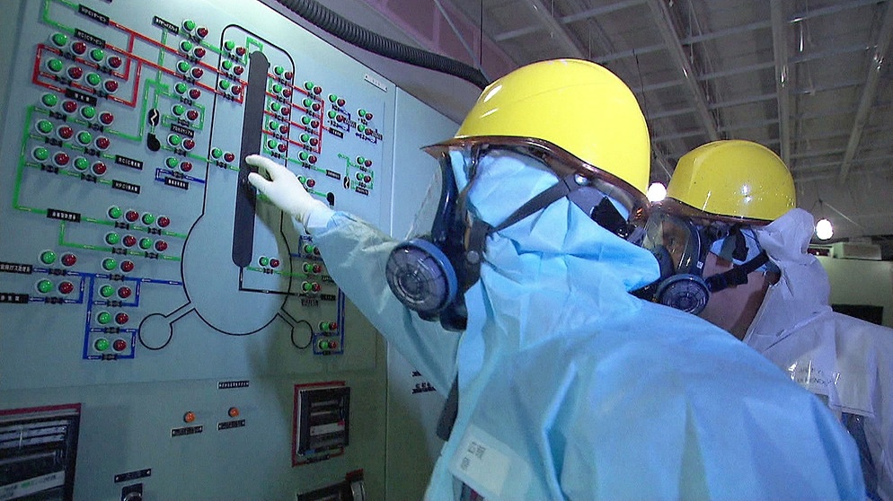 Reaktorunfall in Fukushima. Mitarbeiter untersuchen den Schaltraum.  | Bild: BR/Gut zu wissen