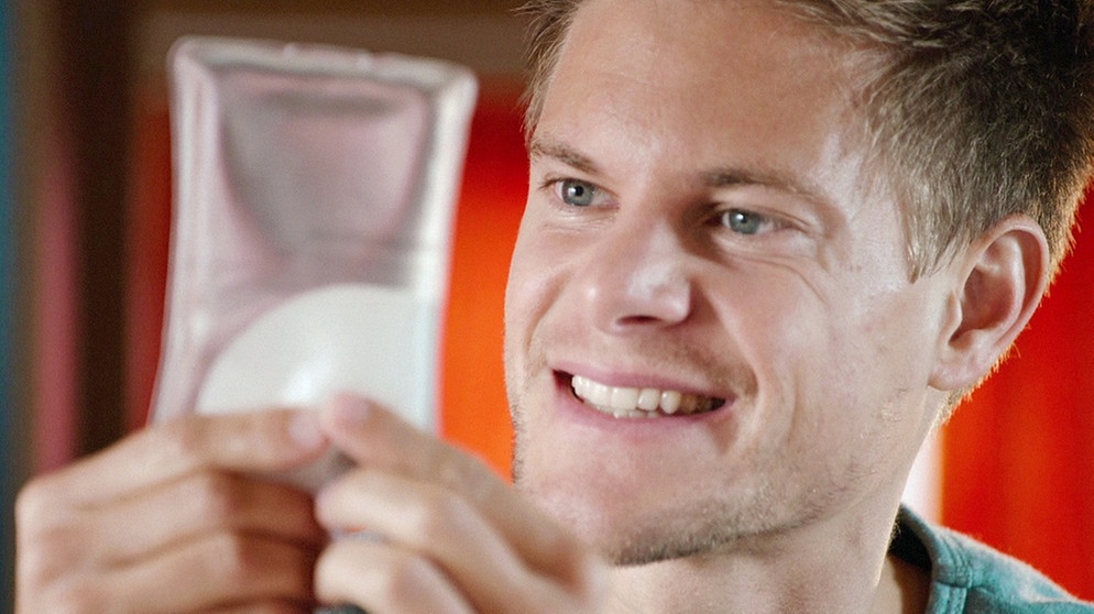 Gut zu wissen-Experimentator Philip Häusser mit einem Handwärmer, der Eis enthält. | Bild: BR