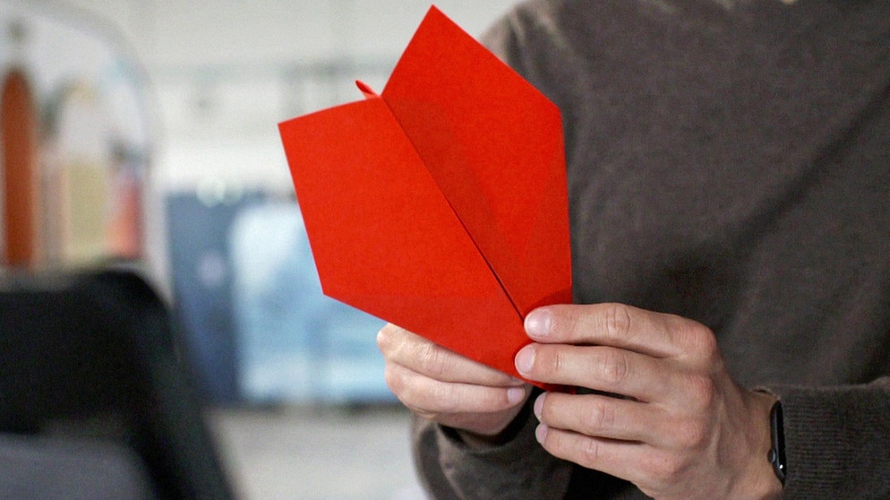 Was macht die Falttechnik bei Papierfliegern aus? Philip Häusser testet es für Gut zu wissen. | Bild: BR