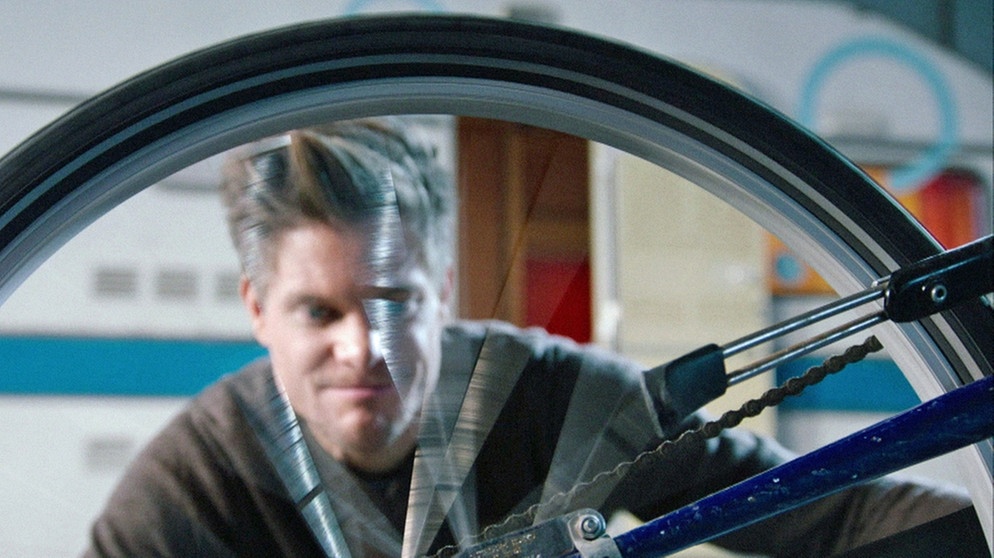 Gut zu wissen-Experimentator Philip Häusser hinter einem Fahrradreifen | Bild: BR