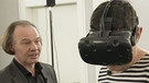 Patient mit Höhenangst wird mit Virtual-Reality behandelt. | Bild: BR