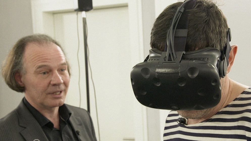 Patient mit Höhenangst wird mit Virtual-Reality behandelt. | Bild: BR