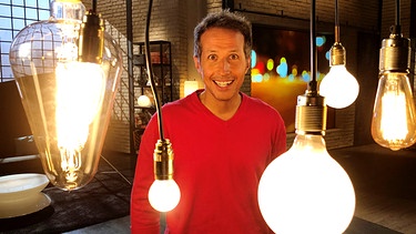 Gut zu wissen-Moderator Willi Weitzel mit vielen hellen Lampen im Studio. Ein Thema der Sendung: Mit Apps gegen  Lichtverschmutzung.   | Bild: BR/Gut zu wissen