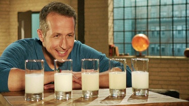 Gut zu wissen-Moderator Willi Weitzel rätselt: In welchem Glas ist Milch, in welchem Milchersatz drin? | Bild: BR