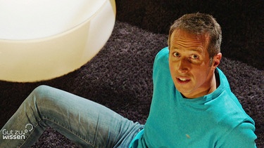 Gut zu wissen-Moderator Willi Weitzel sitzt im Studio auf einem Teppich. | Bild: BR