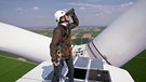 Inspektion eines Windrades einer Windkraftanlage | Bild: BR