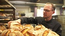 Bäcker bewertet seine Brote. Digitalisierung verändert die Arbeitswelt.  | Bild: BR/Gut zu wissen