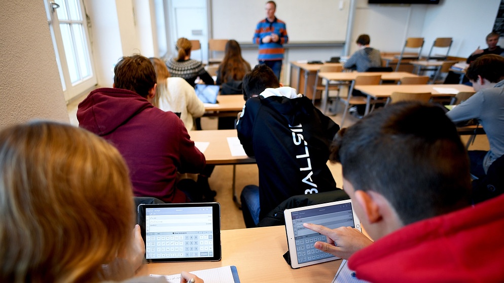Schüler mit Tablet im Unterricht | Bild: picture-alliance/Britta Pedersen/dpa-Zentralbild/ZB