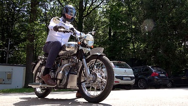 Eine Motorrad klimafreundlichen Treibstoff. Ingenieur Martin Härtl auf Probefahrt. Er testet den Biogas-Kraftstoff. | Bild: BR/Gut zu wissen
