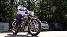 Eine Motorrad klimafreundlichen Treibstoff. Ingenieur Martin Härtl auf Probefahrt. Er testet den Biogas-Kraftstoff. | Bild: BR/Gut zu wissen