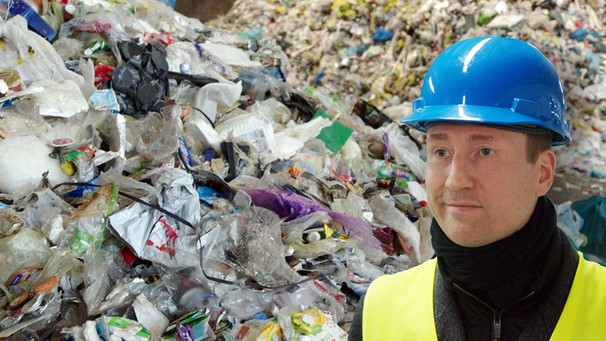 Werkstoff-Wissenschaftler Dr. Michael Nase von der Hochschule Hof. Im Hintergrund ein Plastikberg. Lässt sich die Plastikflut durch Kunststoff-Recycling eindämmen? | Bild: BR